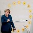Angela Merkel sulle stampelle dopo la caduta dagli sci01