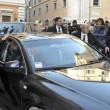 Berlusconi arriva alla sede Pd lancio di uova sulla macchina01