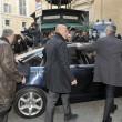 Berlusconi arriva alla sede Pd lancio di uova sulla macchina03