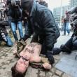 Femen a seno nudo davanti Consiglio Ue Putin killer03
