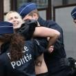 Femen a seno nudo davanti Consiglio Ue Putin killer09