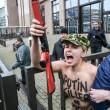 Femen a seno nudo davanti Consiglio Ue Putin killer08