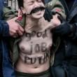 Femen a seno nudo davanti Consiglio Ue Putin killer04