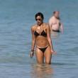Julissa Bermudez e le sue curve esplosive in spiaggia a Los Angeles 09