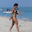 Julissa Bermudez e le sue curve esplosive in spiaggia a Los Angeles 02