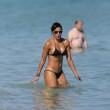 Julissa Bermudez e le sue curve esplosive in spiaggia a Los Angeles 01
