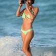 Logan Fazio, la "paparazzo pin up" in bikini sulla spiaggia di Miami02