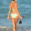 Logan Fazio, la "paparazzo pin up" in bikini sulla spiaggia di Miami01
