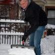 New York: sindaco De Blasio spala la neve davanti alla sua casa01