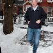 New York: sindaco De Blasio spala la neve davanti alla sua casa02