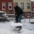 New York: sindaco De Blasio spala la neve davanti alla sua casa03