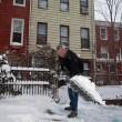 New York: sindaco De Blasio spala la neve davanti alla sua casa4