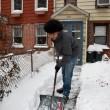New York: sindaco De Blasio spala la neve davanti alla sua casa05