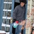 New York: sindaco De Blasio spala la neve davanti alla sua casa06