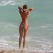 Olga Kent, l'attrice della "Fuga di Cervelli" in spiaggia a Miami 04