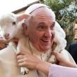 Papa Francesco con l'agnellino sulle spalle02