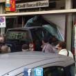Suv sfonda la vetrina di una banca (foto) un morto e 4 feriti a Velletri 03