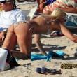 Valeria Mazza supersexy a 42 anni: in spiaggia beve il mate03