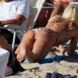 Valeria Mazza supersexy a 42 anni: in spiaggia beve il mate01