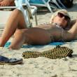 Valeria Mazza supersexy a 42 anni: in spiaggia beve il mate09