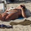 Valeria Mazza supersexy a 42 anni: in spiaggia beve il mate08
