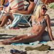 Valeria Mazza supersexy a 42 anni: in spiaggia beve il mate07