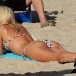 Valeria Mazza supersexy a 42 anni: in spiaggia beve il mate05