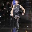 L'uomo Versace: cowboy con perizoma sui pantaloni "contro l'omofobia" (foto)6