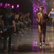 L'uomo Versace: cowboy con perizoma sui pantaloni "contro l'omofobia" (foto)5