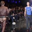 L'uomo Versace: cowboy con perizoma sui pantaloni "contro l'omofobia" (foto)4
