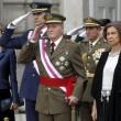 Re Juan Carlos alla parata con le stampelle