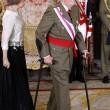 Spagna. Re Juan Carlos in pubblico con le stampelle 2