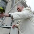 Papa Francesco fa amicizia con il pappagallo del circo02