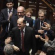 Bersani torna alla Camera e abbraccia Renzi01