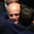 Bersani torna alla Camera e abbraccia Renzi04