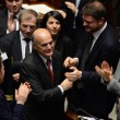 Bersani torna alla Camera e abbraccia Renzi03