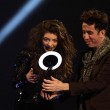 Brit Awards, vince David Bowie a ritirare il premio ci va Kate Moss02