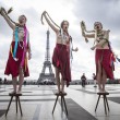 Femen a seno nudo per l'Ucraina sotto la Torre Eiffel07