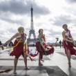 Femen a seno nudo per l'Ucraina sotto la Torre Eiffel04