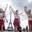 Femen a seno nudo per l'Ucraina sotto la Torre Eiffel02