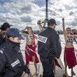 Femen a seno nudo per l'Ucraina sotto la Torre Eiffel01