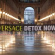 Greenpeace contro vestiti tossici attivisti appesi in Galleria a Milano08