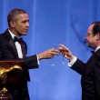 Hollande single siede tra Barack e Michelle01