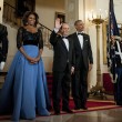 Hollande single siede tra Barack e Michelle05