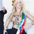 Inna Shevchenko e le Femen in topless al Festival di Berlino01