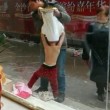 Padre trascina in strada la figlia a torso nudo03