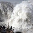 Portogallo, onde alte sei metri qualcuno ne approfitta per fare surf11