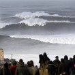 Portogallo, onde alte sei metri qualcuno ne approfitta per fare surf08