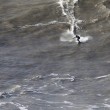 Portogallo, onde alte sei metri qualcuno ne approfitta per fare surf03