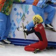 Sochi, l'atleta cinese esce di pista e sbatte contro i giudici03